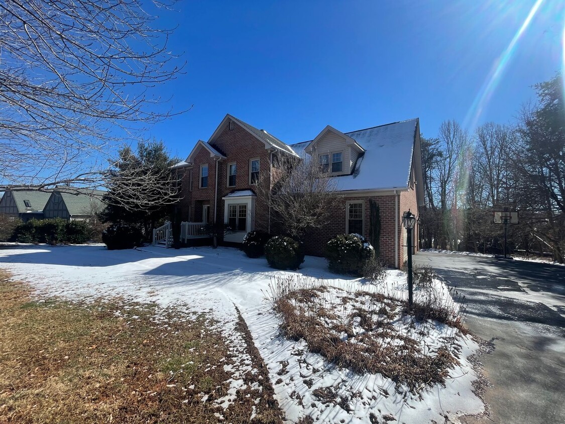 Foto principal - Gorgeous Home in Forest w/2 Car Garage