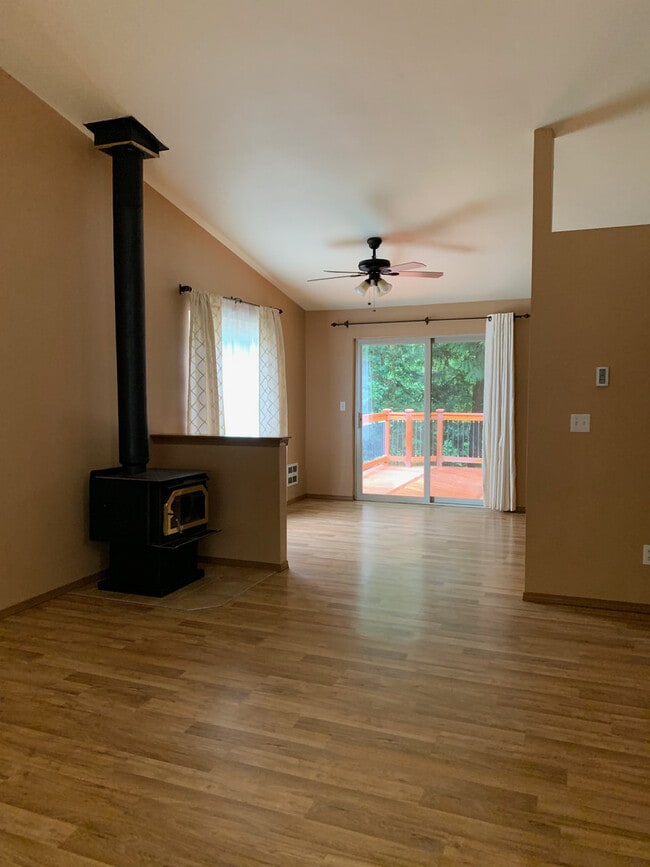 Foto del edificio - Spacious Open Layout 3 bedroom, 2 bath Rambler in Clearwood!