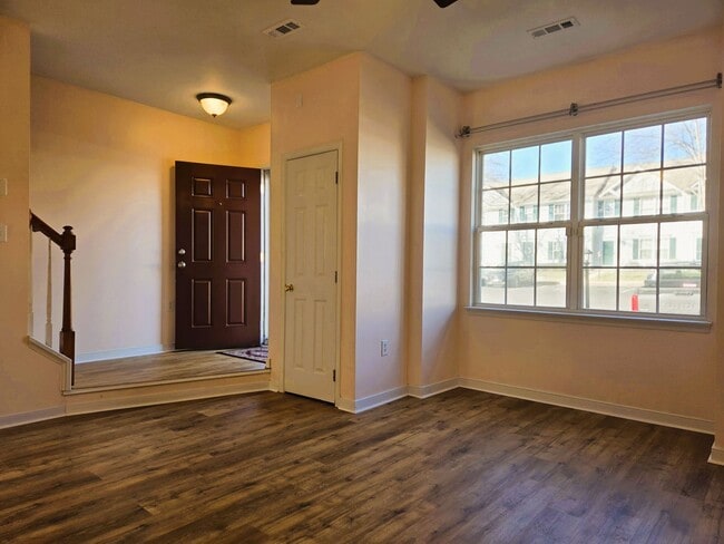 Foto del edificio - Ashley Village Townhome with all new LPV flooring and paint.