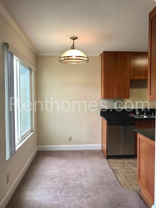 Building Photo - La Jolla, 8551-G Villa La Jolla, Granite C...