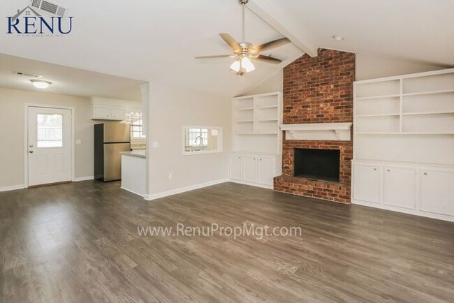 Building Photo - AVAILABLE NOW!! NO APP FEE!!