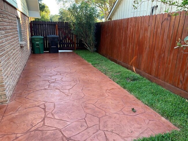 Building Photo - 10518 Hazelhurst Dr