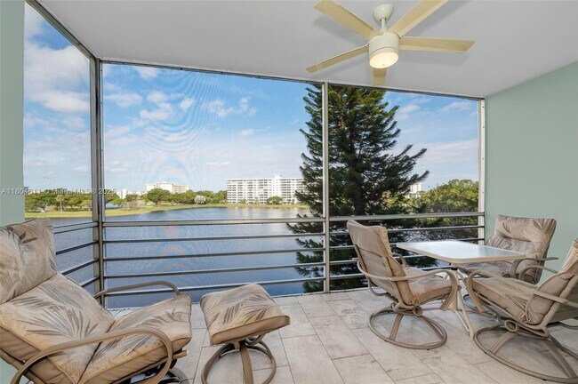 Building Photo - 2751 N Palm Aire Dr