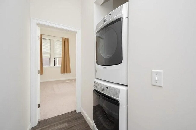 Building Photo - "Charming 1-Bed Retreat with Hardwood Eleg...