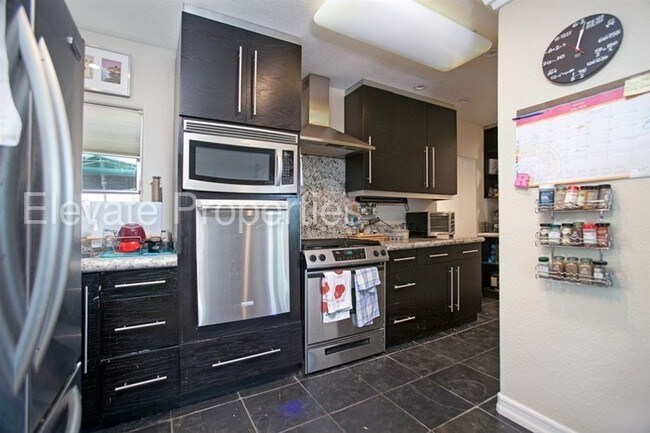 Building Photo - 3524 Wilshire Terrace