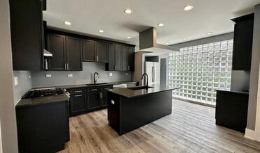 Building Photo - 308 W Evergreen Ave