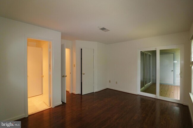 Building Photo - 3301 Sir Thomas Dr