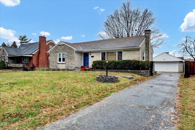Building Photo - 2608 Meadow Dr