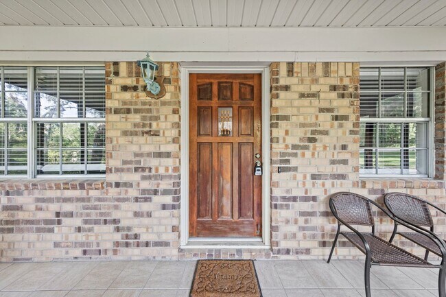 Building Photo - Charming All-Brick Home with Oversized Gar...