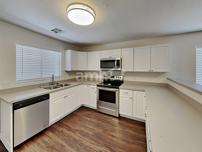 Building Photo - 813 E Nardini St