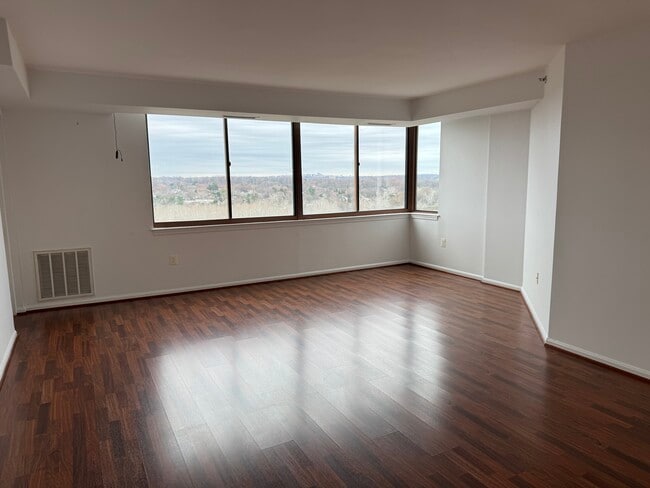 Building Photo - 10101 Grosvenor Pl