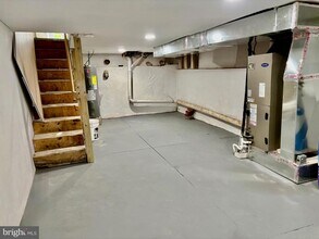 Building Photo - 2042 E Somerset St