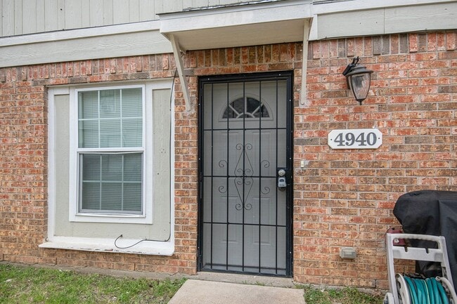 Foto del edificio - Recently updated 2-story 2-1.5 in Fort Worth ready for move-in!