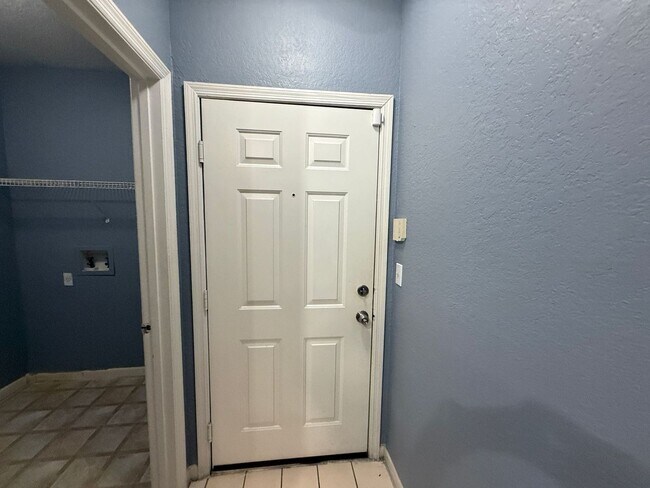Building Photo - Newly painted Two Bedroom, Two Bathroom For Rent in New Tampa