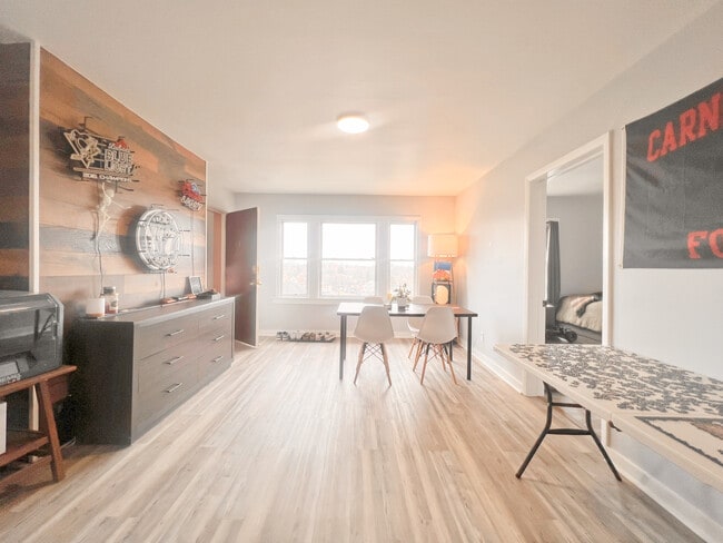 Building Photo - 5737 Hobart St