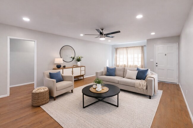 Foto del edificio - 5 Bed / 3 Bath on Rockford Dr (Large Rooms & Backyard) – Walk to Campus!!