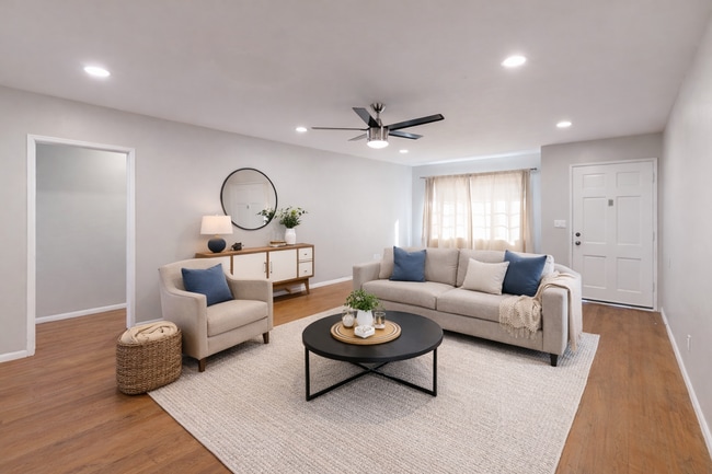 Building Photo - 5 Bed / 3 Bath on Rockford Dr (Large Rooms & Backyard) – Walk to Campus!!