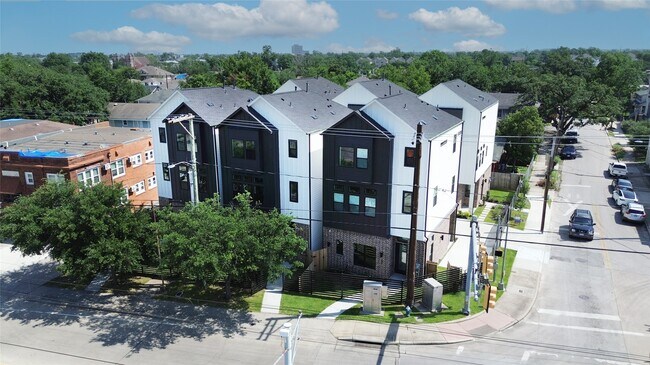 Foto del edificio - 326 Eastwood St