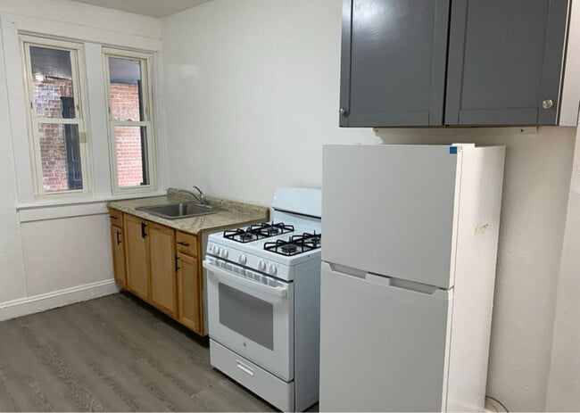 Foto del edificio - 694 Rutherford Ave