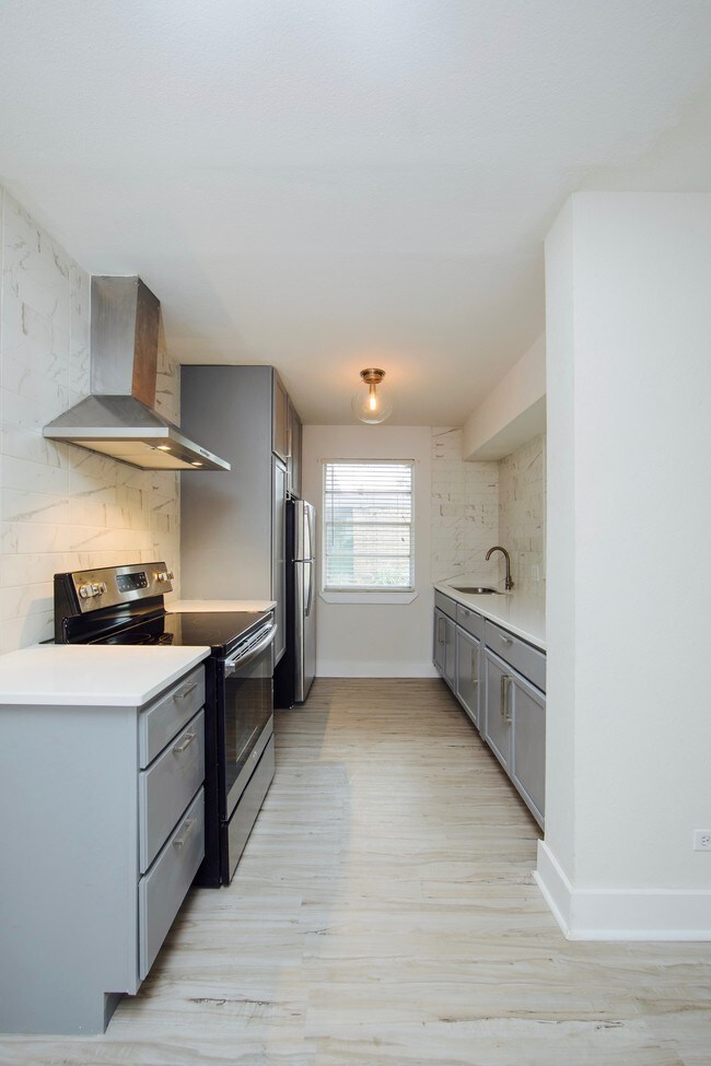 Building Photo - 111 E Park Ave