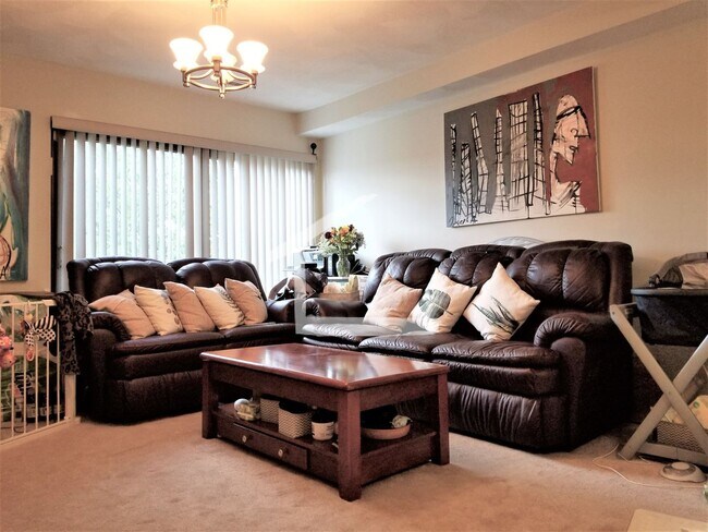 Building Photo - Large 2 levels Townhouse. In-Unit Washer a...