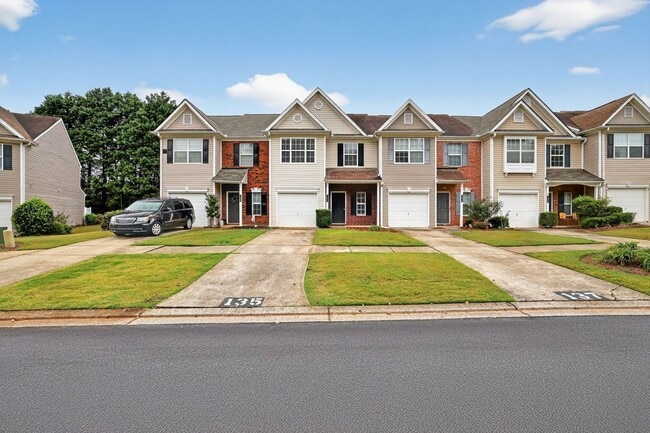 Building Photo - 135 Primrose Dr