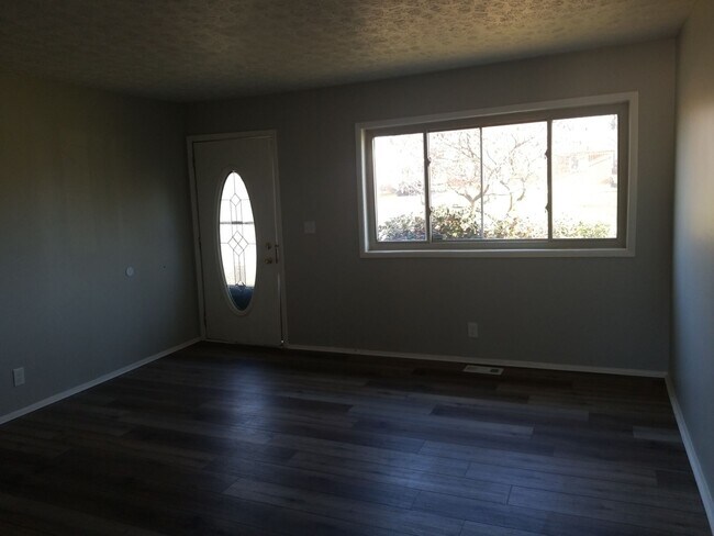 Building Photo - 9812 Saturn Dr