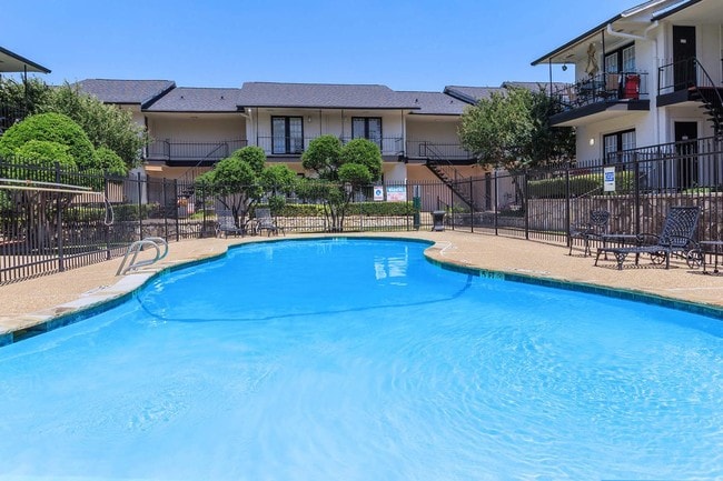 SHIMMERING SWIMMING POOLS - Renaissance Gardens Apartments