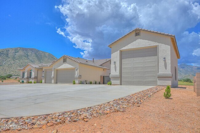 Building Photo - Kings Ranch