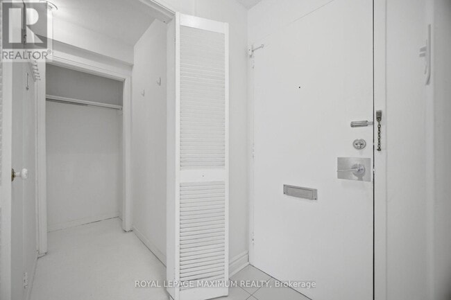 Building Photo - 335 Lonsdale Rd