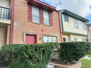 Building Photo - 7700 Creekbend Dr