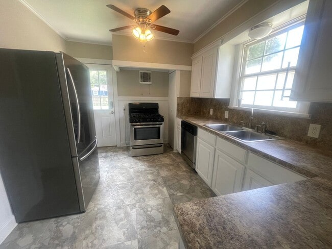 Foto del edificio - Broadmoor Gem! Move In Ready So Hurry!