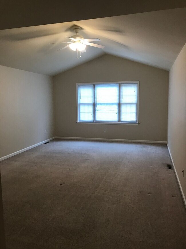 Foto del edificio - Spacious 3 bedroom 2.5 bedroom townhouse available early January!