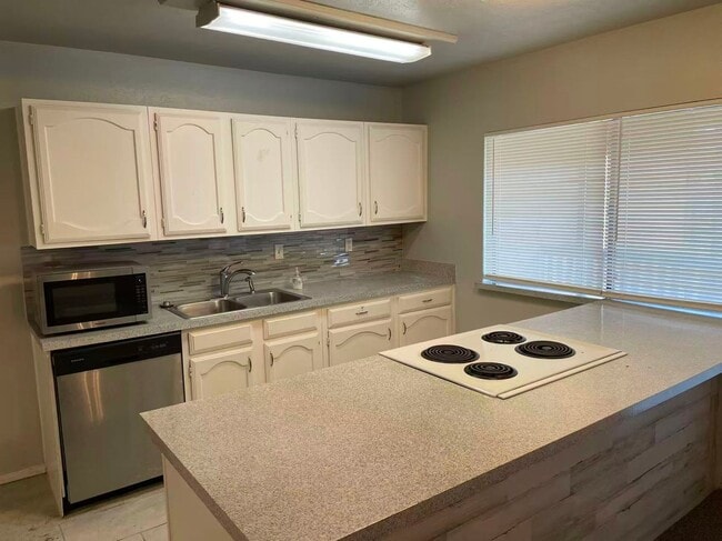 Building Photo - Beautiful 4 Bedroom For Rent!