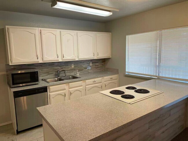 Foto del edificio - Beautiful 4 Bedroom For Rent!