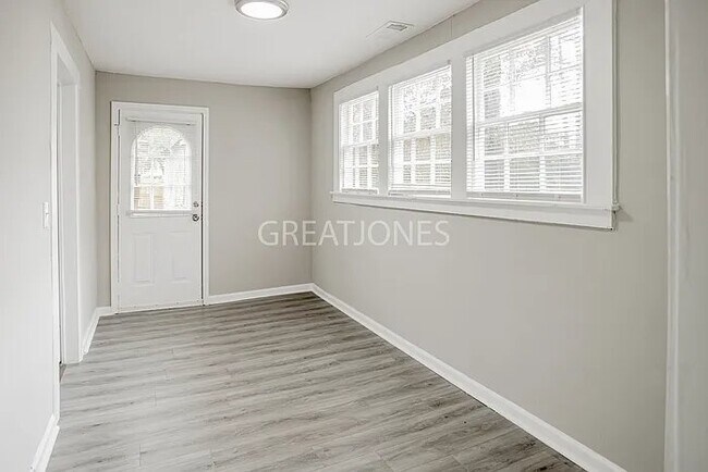 Foto del edificio - 2947 Tip Top Dr