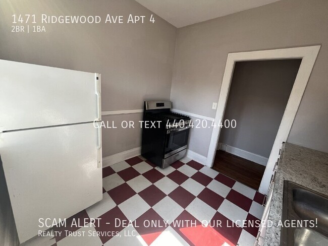 Foto del edificio - Updated 2 bed 1 bath upper unit with hardw...