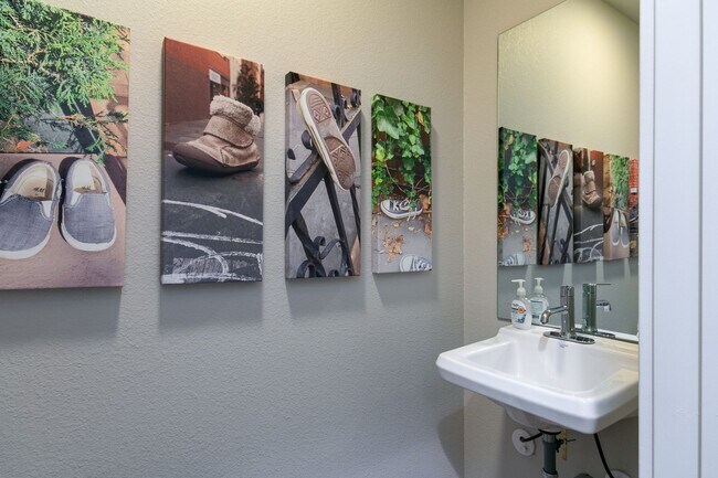 Building Photo - Luxury Townhome on West Side!