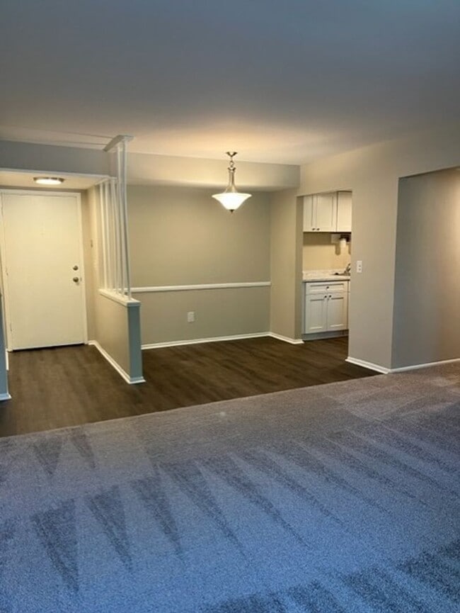 Building Photo - Charming, remodeled 2 bedroom/1 bath near ...