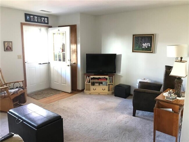 Building Photo - 605 Holly Ct