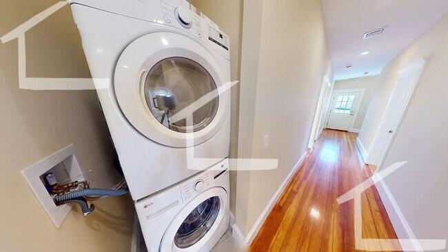 Building Photo - Fully Renovated Unit in Oak Sq. In-Unit Wa...