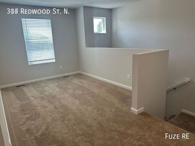 Foto del edificio - 316 Redwood St N