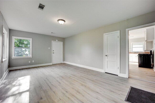 Building Photo - 516 N 35th St