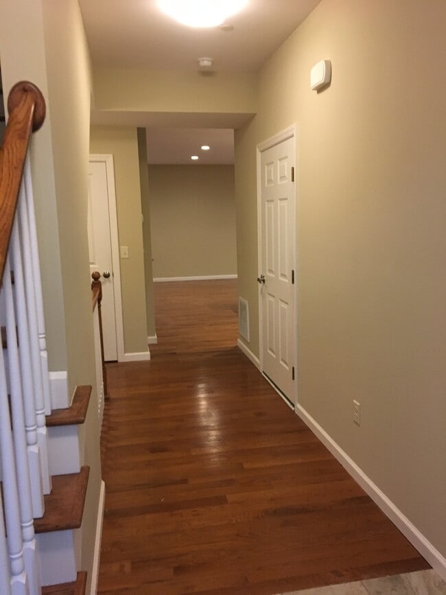 Building Photo - 3 Bedroom, 3 1/2 Bath Condo