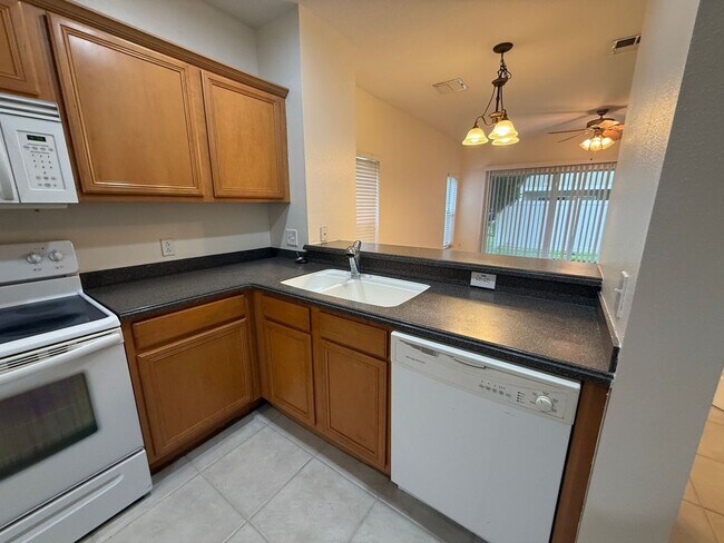 Foto del edificio - Beautiful 2 Bedroom, 2.5 Bath Townhome for Rent in The Hammocks!