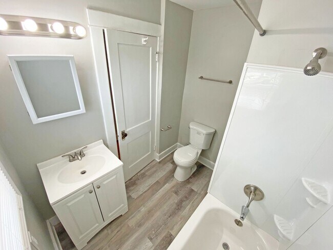Building Photo - Beautifully Remodeled Single-Family Home i...