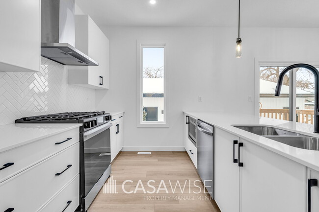 Building Photo - 15416-15496 96 Ave NW