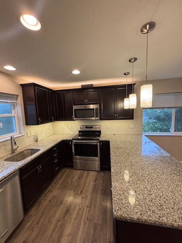 Building Photo - 1 Bedroom 1 Bath Apt. with huge garage in ...