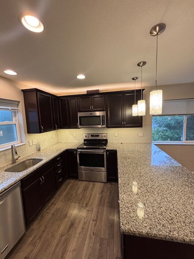 Foto del edificio - 1 Bedroom 1 Bath Apt. with huge garage in ...