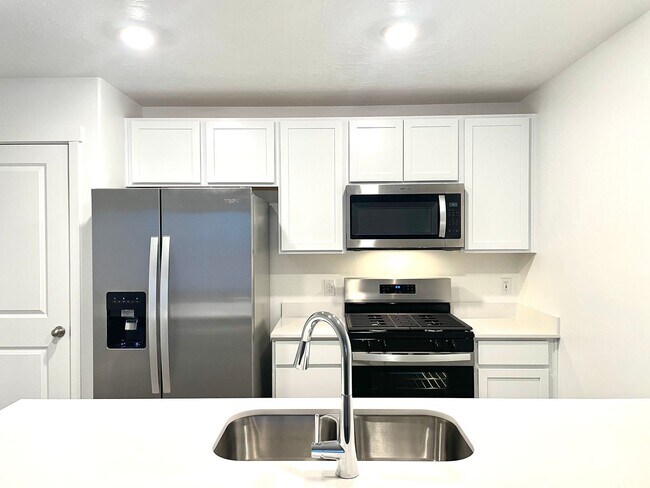 Foto del edificio - Modern 3-Bedroom Townhome in Provo